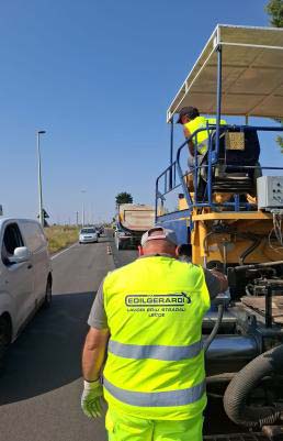 Operatore Edil Gerardi al lavoro su strada